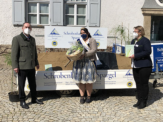 Claudia Westner, 1. Vorsitzende des Spargelerzeugerverbands Südbayern (Re.) , konnte Minister Hubert Aiwanger die 1. Ausgabe von "Aspargus" der Zeitschrift für Schrobenhausen, Spargel und Kultur vorstellen (Foto: Martin Schmitz)